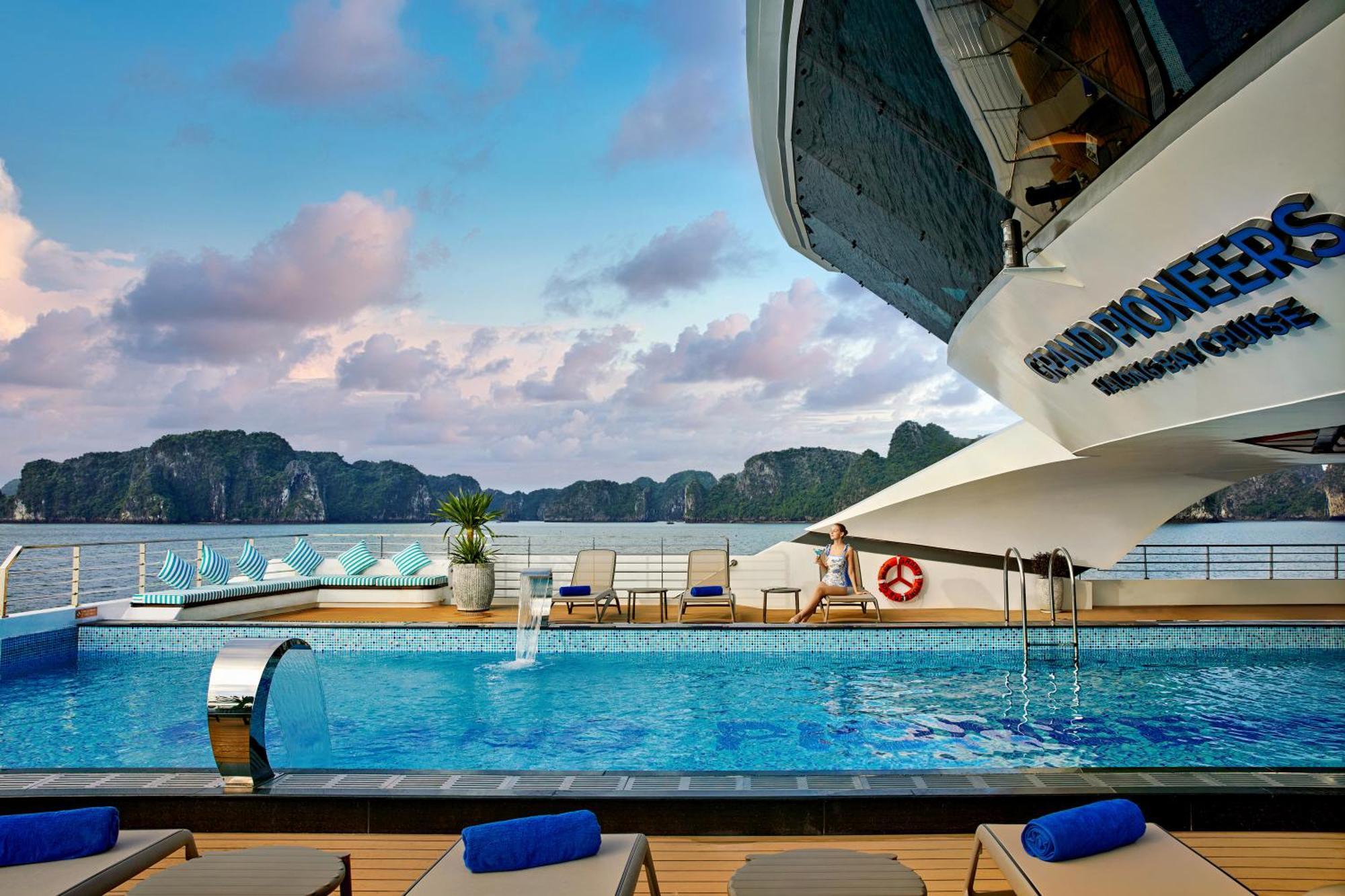 Hotel Grand Pioneers Halong Bay Cruise 2 Ha Long Exterior foto