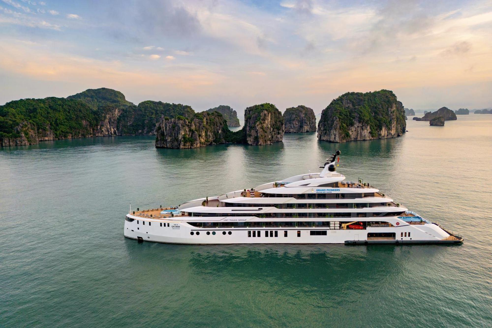 Hotel Grand Pioneers Halong Bay Cruise 2 Ha Long Exterior foto
